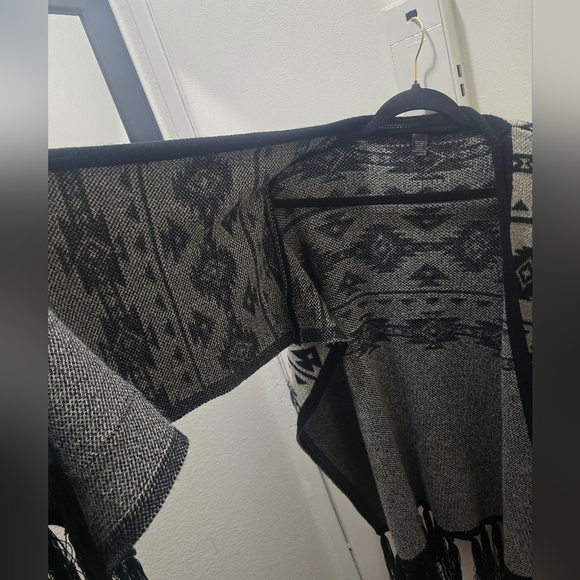 Southwestern Aztec Open Front Poncho with Pockets - Picture 7 of 10